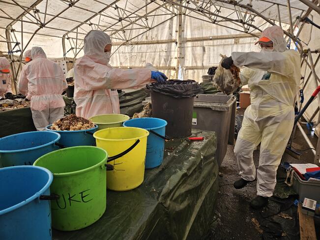 Asukkaiden jätteitä tutkitaan parasta aikaa Topinojan jätekeskuksessa. 