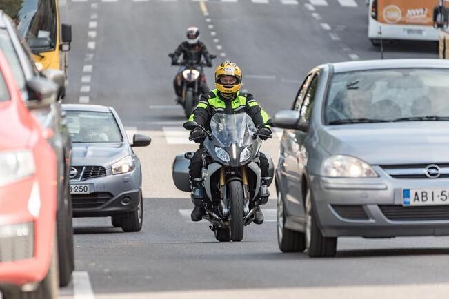 Pyörän hallintataitojen ja ennakoivan ajamisen lisäksi moottoripyöräilijän turvallisuuteen vaikuttaa keskeisesti näkyvyys – kuinka havaittava tämä on erityisesti muiden kuljettajien näkökulmasta.