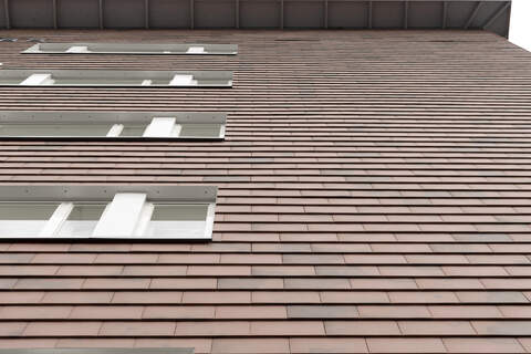 Taloyhtiö asuntoineen on naimisissa tontin kanssa, eikä voi muuttaa pois, muistuttaa kirjoittaja. 