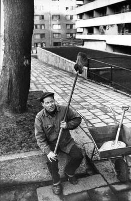 Talonmies Eero Tammelin kertoi päässeensä katujen talvisessa kunnossapidossa paljon normaalia helpommalla. Kuva on otettu joulukuussa 1972.