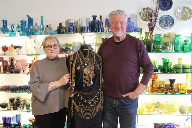 Tiina ja Jarmo Kaappa perustivat unelmiensa kaupan, koska he rakastavat kauniita tavaroita ja eivät osaisi vain olla eläkkeellä.