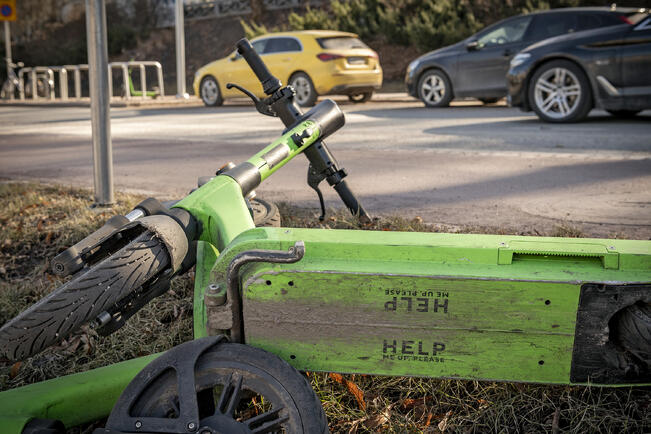 Avunpyyntötekstistä huolimatta skuutti oli jäänyt käyttäjältään kumoon jokirannan nurmikaistaleelle. 