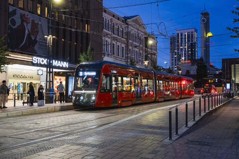 Hämeenkatu oli ennen autojen pääväylä Tampereella. Nyt katua hallitsevat ratikat.