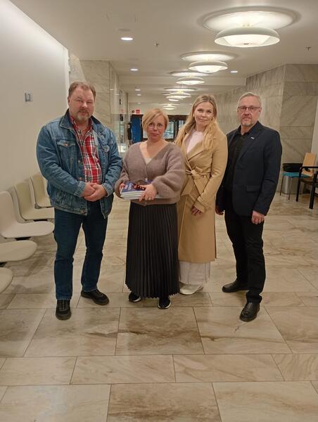 Perussuomalaisten valtuustoryhmän puheenjohtaja Juha Anttila, pormestari Piia Elo, Turun Perussuomalaisten toinen varapuheenjohtaja ja kaupunginvaltuutettu Miina Kankaanranta sekä Turun Perussuomalaisten puheenjohtaja Joni Laakso.