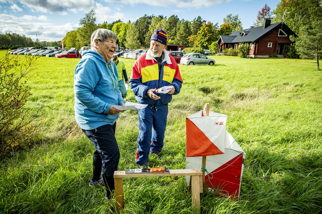 Tuuli Kastemaa ja Jyrki Viiri lähtövalmiina Hirvensalon Turku-Rasteilla. Kuva on vuodelta 2021.