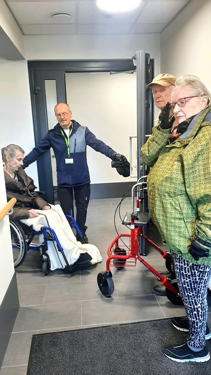 Kävelyttäjä Ilkka Susi (kesk.) palaamassa lenkiltä Raision Ikifitin asukkaiden kanssa.