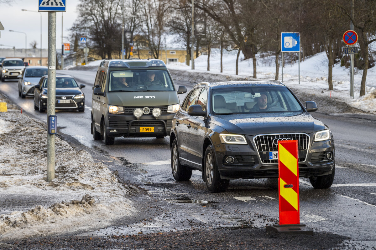 Poikkeuksellisen paha routamonttu Stålarminkadulla vei toistakymmentä autoa korjaukseen tammikuussa 2024. 