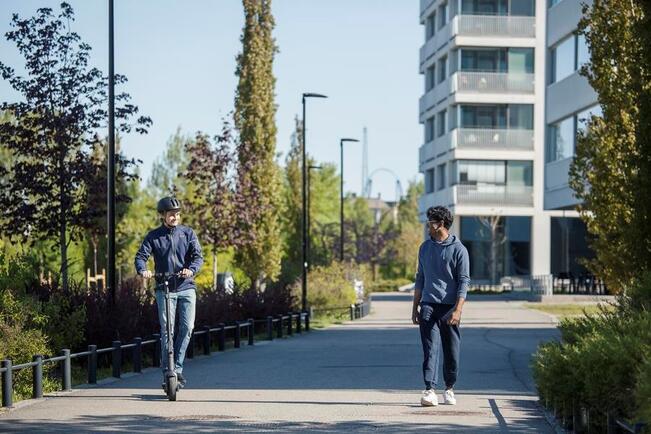 Sähköpotkulauta, jonka rakenteellinen enimmäisnopeus on 25 km/h, luokitellaan kevyeksi sähköajoneuvoksi. Tilapäiset nopeusrajoitukset laitteessa eivät muuta luokitusta toiseksi. Laitteilla ajetaan polkupyöräilijän liikennesäännöillä ja pyöräilyyn tarkoitetuilla väylillä.