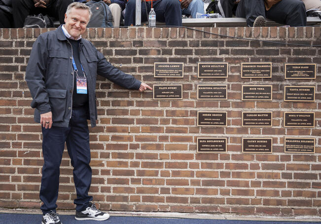 Paavo Nurmi Gamesin toimitusjohtaja Jari Salonen Paavo Nurmen nimikyltin luona.