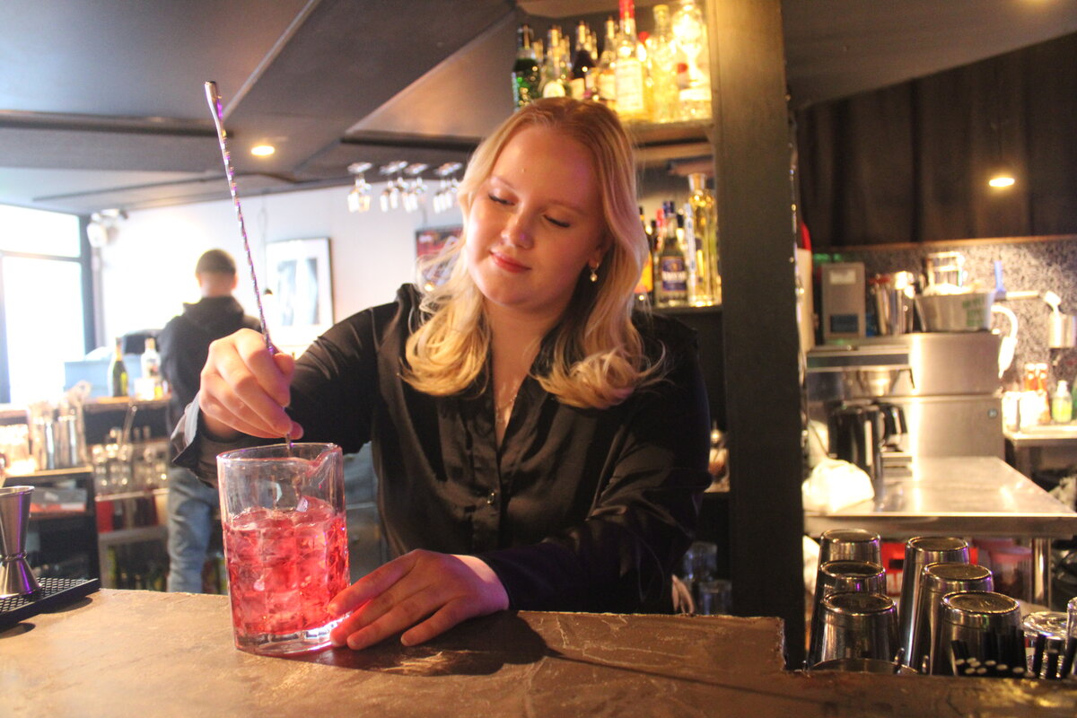 Parhaillaan Mariella Kallio työskentelee cocktailtarjoilijana Bar4:ssa Turussa, ja hän on kiitollinen saadessaan toteuttaa siellä unelmatyötään. 