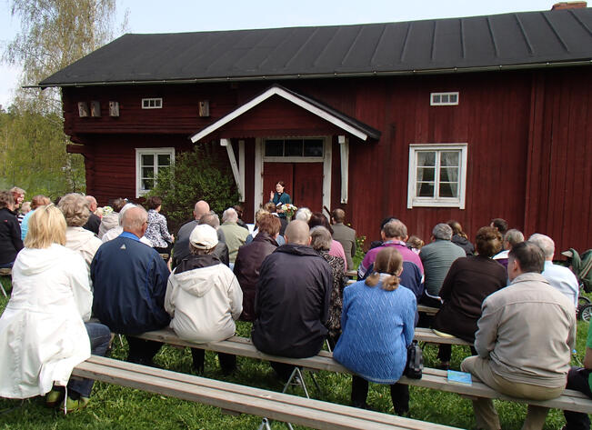 Pihakirkko järjestetään Nautelankosken museon myllärintuvan edessä. 