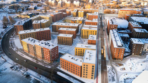 Kaupungin pysyvät liikenneratkaisut, kuten raitiotie, ovat ratkaisevassa roolissa siinä, valitaanko Turku investointikohteeksi, arvioivat kirjoittajat.