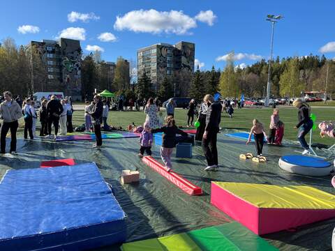 Pansion kisapuiston Boostii-harrasteillassa lapset pääsivät testaamaan voimistelutaitojaan Pyrkivä Gymnasticsin toimintapisteellä.