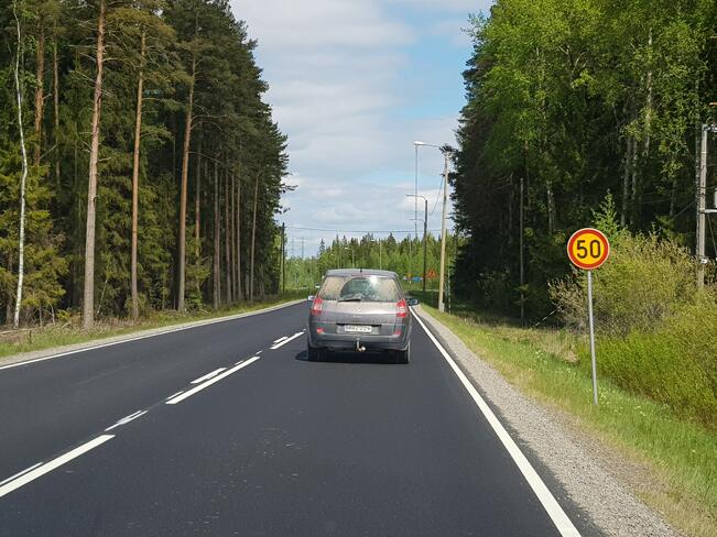 Uusien päällysteiden tiemerkinnät saadaan pääsääntöisesti valmiiksi viimeistään 2–3 viikkoa päällystystöiden päätyttyä.