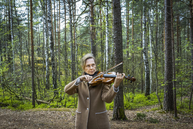TFO:n viulisti Maija Kontunen esiintyi viime vuonna kolmen muun viulistin kanssa Suikkilan kuntopolun metsässä.