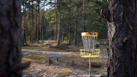Liedon uusittu frisbeegolfkenttä avattiin vapun jälkeen.