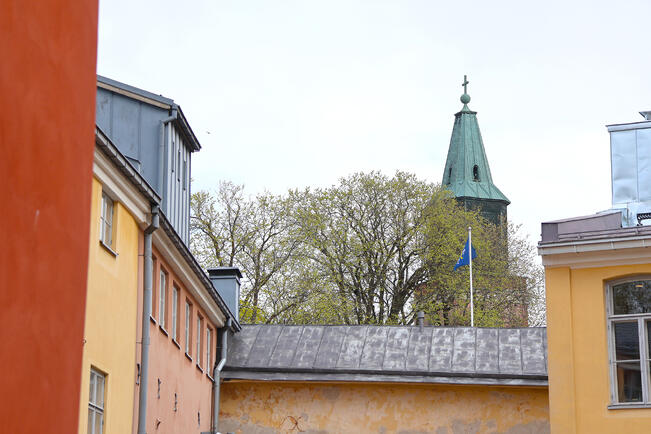 Taiteen talo sijaitsee vain kivenheiton päässä Tuomiokirkosta.
