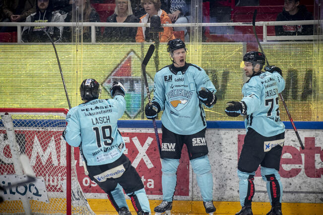 Lars Bryggman (kesk.) edusti vuosina 2022-25 Pelicansia. Hän juhlii lokakuussa 2023 maalia yhdessä Ryan Laschin ja Patrik Carlssonin kanssa.
