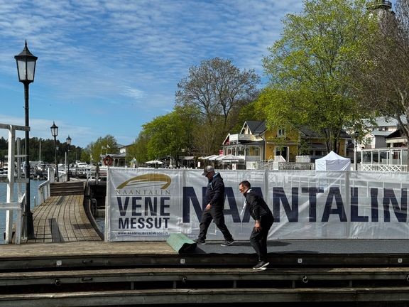 Naantalin Venemessut järjestetään Vanhankaupungin vierasvenesatamassa. Messupäällikkö Jani Ollikainen ja Helsingin venemessujen myyntipäällikkö Risto Wuolle viimeistelevät messualuetta ennen avajaisia. 
