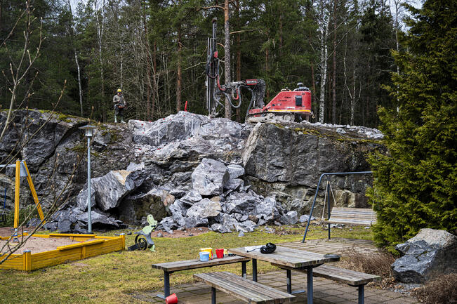 Leikkipaikan turvallisuus on tarkastettava säännöllisesti, vähintään vuosittain, ja tarkastuksesta on tehtävä kirjallinen raportti.