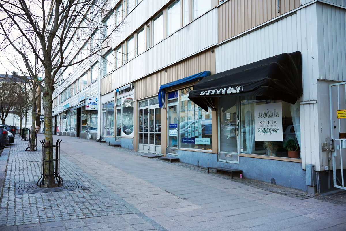 Toppolinon markiisi on yhä jäljellä, vaikka tiloissa on toiminut vuosituhannen vaihteesta lähtien muita yrityksiä. Vastapäätä Mirjan koulua sijainnut liike oli toiminnassa noin 40 vuotta ja Humalistonkadun liike 1970-luvulla. Poliisi kuuli vuosi sitten myös Mirjan lähipiiriä, luokkatovereita ja mahdollisia miesystäviä. 