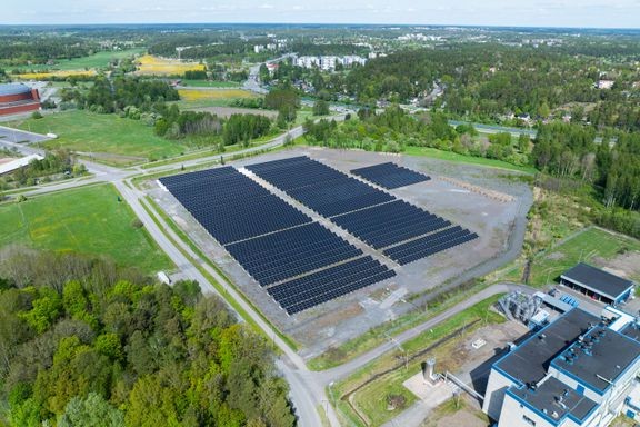 Lähes 7 000 aurinkopaneelin voimala tuottaa energiaa Bayerin Turun tuotantolaitokselle.