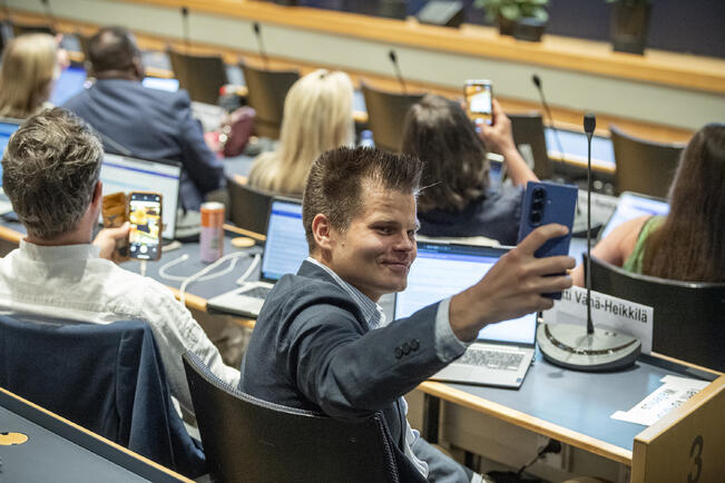 Varavaltuutettu Matti Vähä-Heikkilä pääsi valtuustoon äänestämään raitiotien puolesta, kun ratikkavastustaja Terhi Vörlund-Wallenius ilmoitti esteestä.