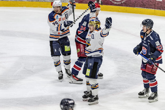 Niklas Nordgren tuulettaa maalia Kiekko-Vantaan paidassa.