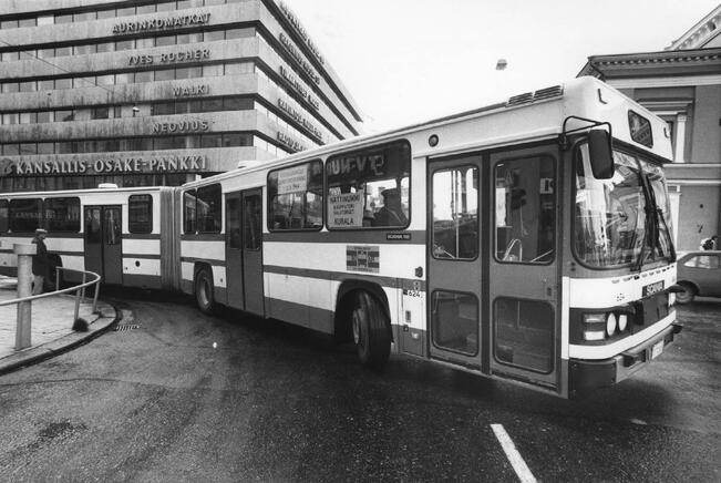 Nivelbusseja käytettiin Turun kaupunkiliikenteessä jo 1980-luvulla. Nyt käyttöön otettavat bussit ovat kaikki uusia sähköbusseja. 