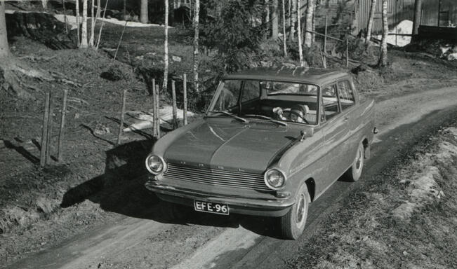 Opel Kadet ja ”pikku-kuski” vuonna 1965 Liedon Saukonojalla.
