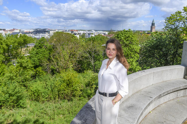Jasmin Janné ei ole tottunut viettämään nimipäiväänsä, mutta ilahtuu äidin onnitteluista.