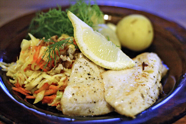 Voissa paistettu ahven on nousut lähes mökkiklassikon asemaan.