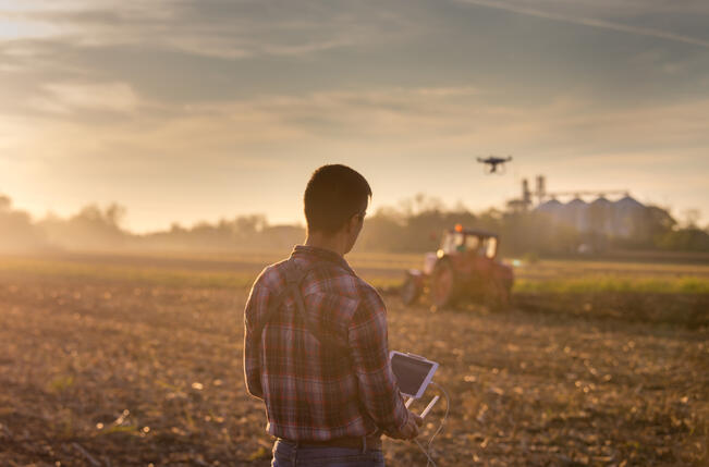 Droneista on viljelijälle merkittävästi apua. 