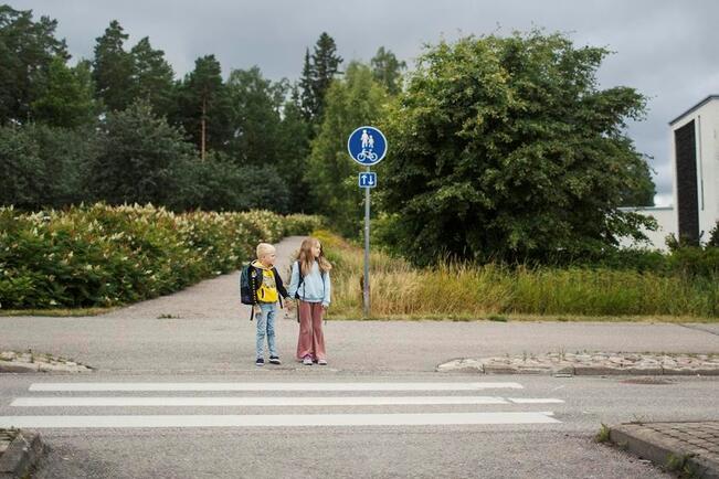 Koulumatka vaatii tarkkaavaisuutta. On hyvä opettaa, ettei puhelinta katsota edes kaverin kanssa.