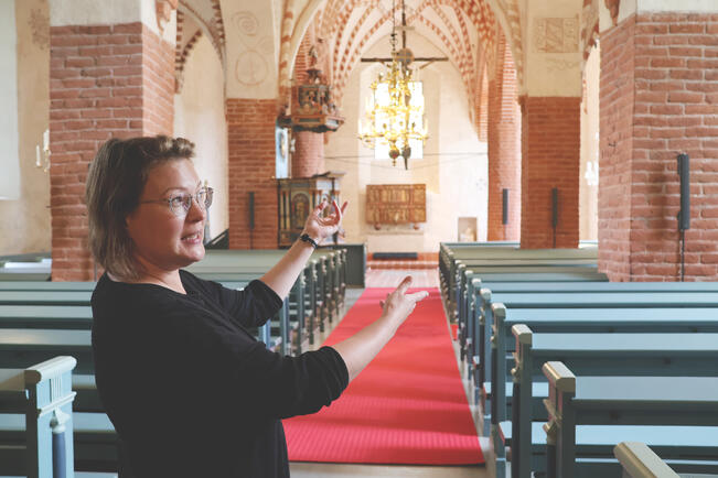 Maarian kirkon suntio Anne Sivonen esittelee korjattua kirkkoa.