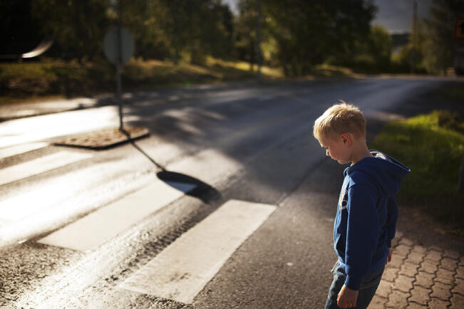 Kaarinassa valvotaan suojateitä koulujen alkamispäivänä.