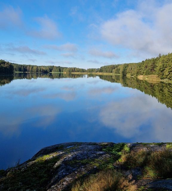 Rymättylän Kirkkojärvellä on havaittu sinilevää lähes koko kesän ajan. Järvi pyritään kunnostamaan kemiallisella käsittelyllä ensi kesänä. Kuvassa Rymättylän Kirkkojärvi on tilanteessa, jossa pinnalla ei ole näkyvää sinilevää.   