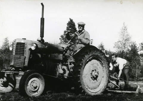 Pettisten Puiston isäntä Antti Jokioinen kyntämässä Zetor25K-merkkisellä traktorillaan kesäkuun alussa vuonna 1957. Auran painona Pekka Lappalainen. 