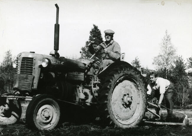 Pettisten Puiston isäntä Antti Jokioinen kyntämässä Zetor25K-merkkisellä traktorillaan kesäkuun alussa vuonna 1957. Auran painona Pekka Lappalainen. 