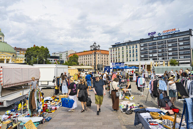 Turun kauppatorin kesäkirppis Suntori järjestetään sunnuntaisin elokuun loppuun saakka.
