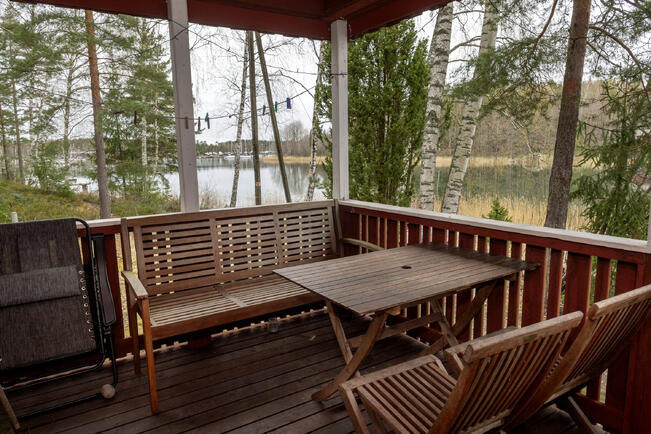 Suomessa on noin puoli miljoonaa mökkiä. Tyypillinen suomalainen mökin omistaja on yli 70-vuotias.