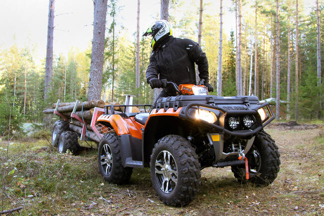 Ohjaustangollisella mönkijällä ajettaessa kypärän käyttö on pakollista.