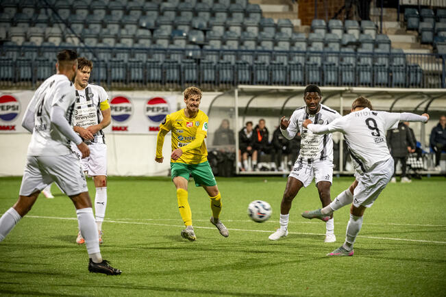 Aly Coulibaly (toinen oik.) ei jatka TPS:ssa.