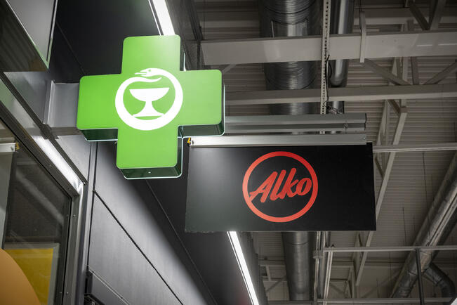 Alkoholilain muutos mahdollistaa heinäkuusta lähtien myymälöiden laajemmat aukioloajat viikonloppuisin ja ensi vuoden alusta alkoholin kotiinkuljetuksen. 