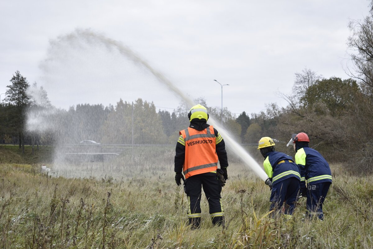 Vapaapalokuntalaiset testaamassa moottoriruiskun tehokkuutta.
