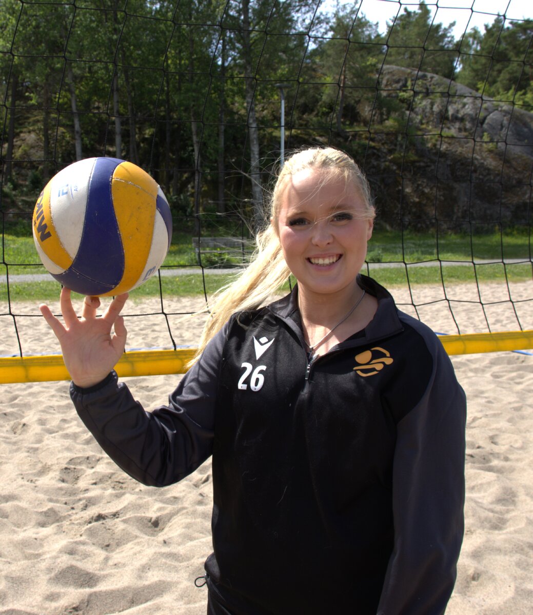 Raisiolainen Milja Salminen pelaa ja ohjaa beach volleyta eli biitsiä.