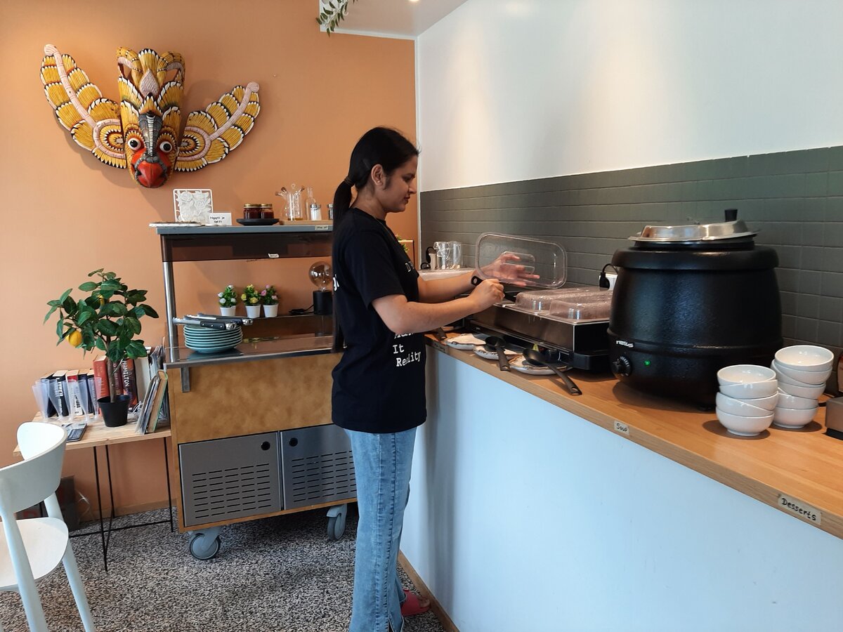 Mridula sanoo ravintolan saavan koko ajan uusia ystäviä lähes ilman mainontaa: ”kaveri vain kertoo toiselle”!