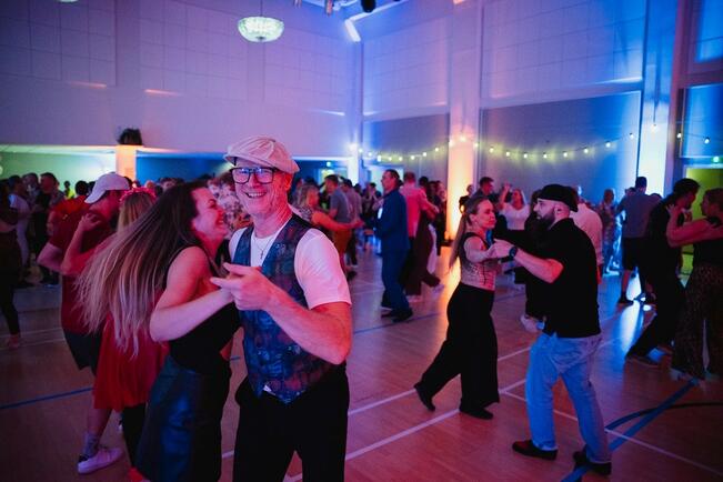 Salsa ja muut paritanssit tarjoavat luontevan tavan tutustua uusiin ihmisiin.