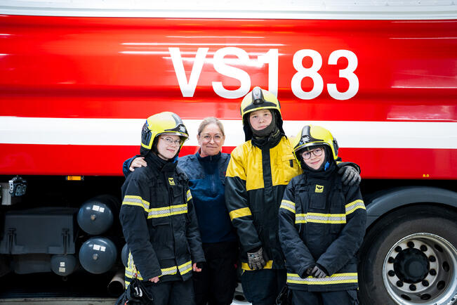 Vuoden 2025 LähiLahjoituksen sai muun muassa. Kaarinan VPK:n varhaisnuoriso-osasto. Kuvassa ovat Lotta Vienonen, Sanna Finneman, Bettina Wikström ja Leo Liuksila.