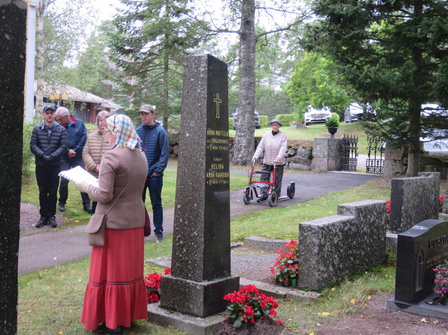 Tarvasjoen kirkkomaalla.